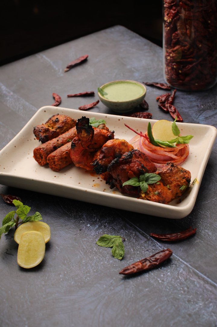 Assorted tandoori chicken and kebabs with mint chutney, onion and lemon at Food Exchange Aerocity Delhi`