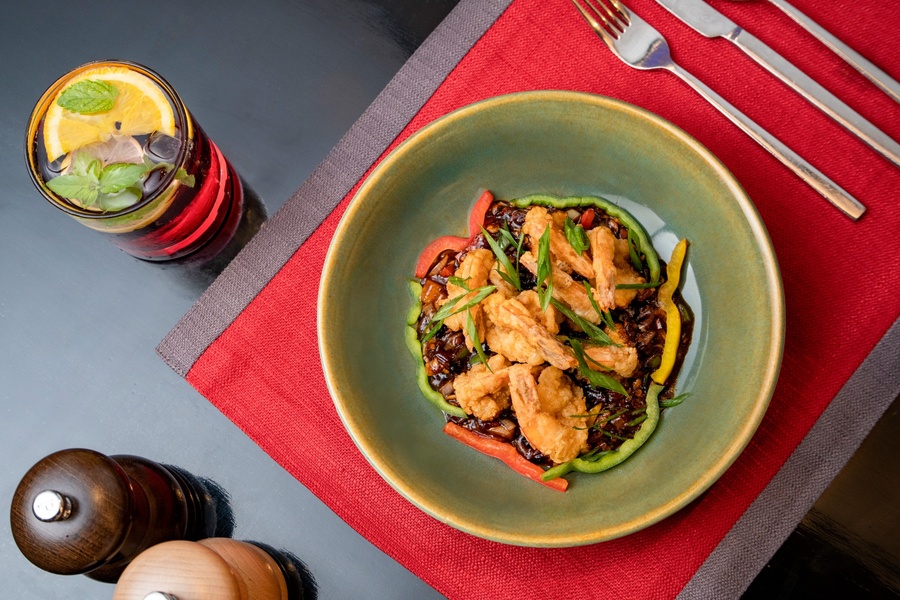 Asian-style dish with fresh vegetables and drink at Food Exchange Aerocity Delhi